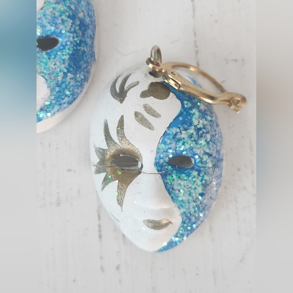 Venetian Porcelain Hand Crafted Mask Brooch & Earring Set (One Earring Not Mint) - Picture 5 of 5